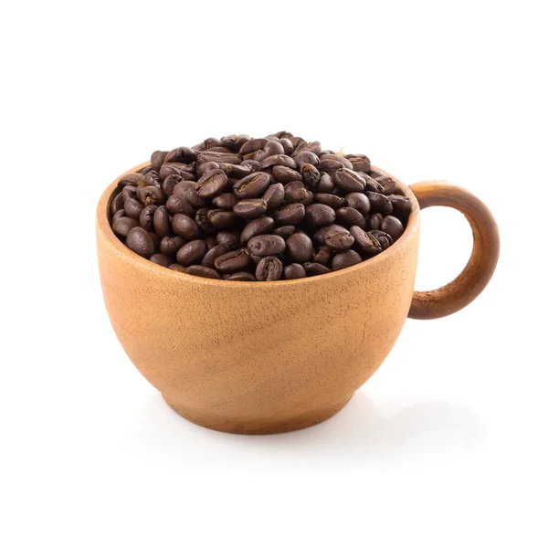 白い背景の上の木製のカップでコーヒー豆 — ストック写真