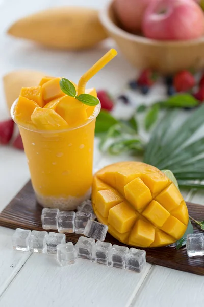 Rijpe Mango Smoothies Houten Plaat Met Ijsklontjes Fruit — Stockfoto