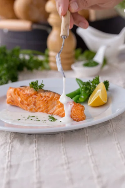 Filete Salmón Con Salsa Blanca Plato Blanco — Foto de Stock