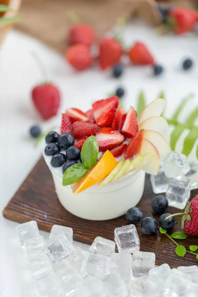 Ensalada Frutas Saludables Con Yogur Plato Madera Con Cubitos Hielo — Foto de Stock