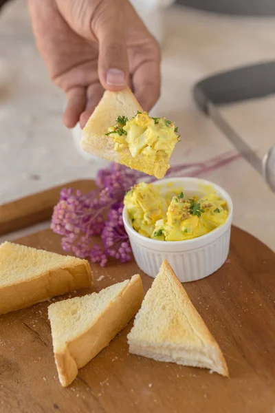 Bal ve peynir ile kızarmış ekmek tutan erkek el