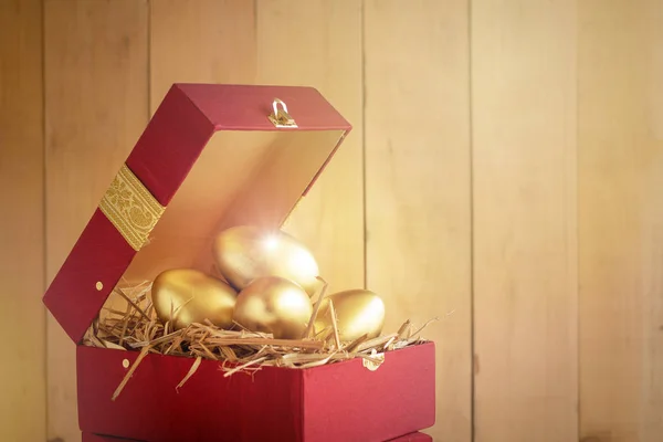 红礼盒堆金蛋 — 图库照片