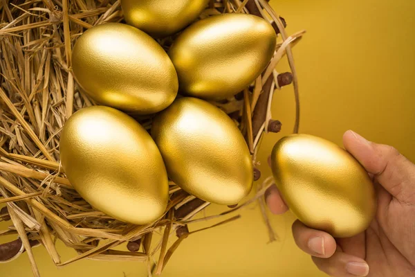 Huevos Dorados Sobre Fondo Amarillo Brillante —  Fotos de Stock