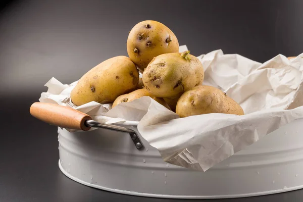 Okokt Färsk Potatis Svart Bakgrund — Stockfoto