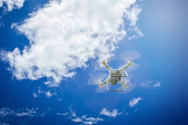 Dron Volador Con Cámara Cielo Azul —  Fotos de Stock