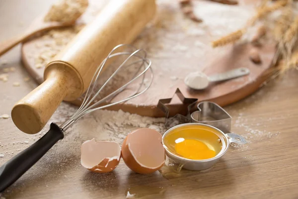 Ekipman ve malzemeler ahşap kahverengi masada yapma pasta