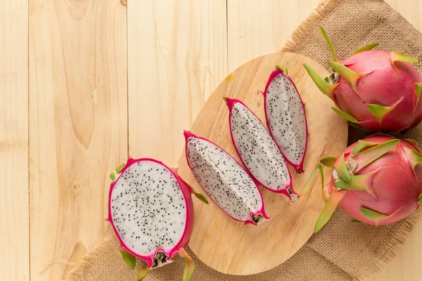 Tropische Drachenfrucht Auf Hölzernem Hintergrund — Stockfoto