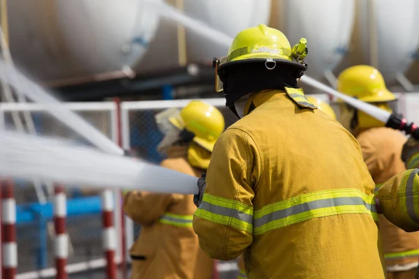 Bomberos Rociando Agua Tanques Glp —  Fotos de Stock