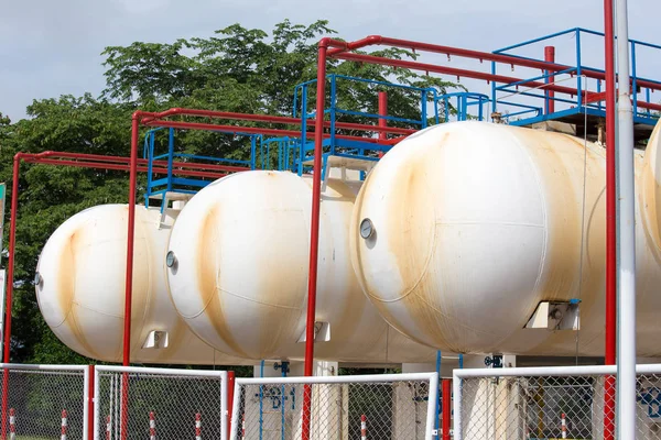 Lpg ガス工業用貯蔵球タンクと圧力安全弁 — ストック写真