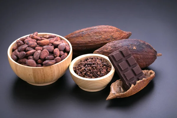 Czekolady Suszone Kakao Pod Kakao Stalówki Drewniane Miski Czarnym Tle — Zdjęcie stockowe