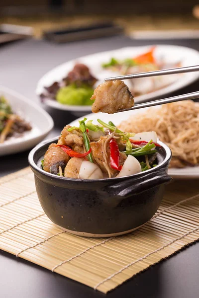 Tay tarzında baharatlı deniz ürünleri sos ile balık soslu kızarmış kral uskumru balıkla.