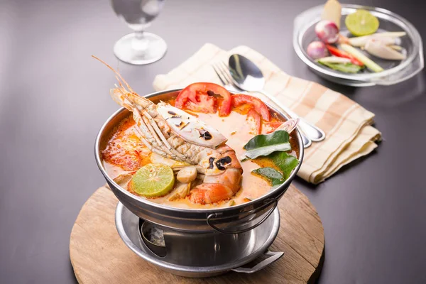 Tom yum goong Tayland baharatlı balık çorbası.