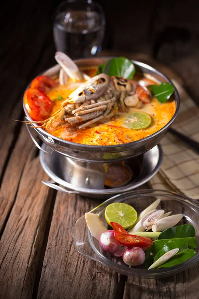 Tom yum goong Tayland baharatlı balık çorbası.
