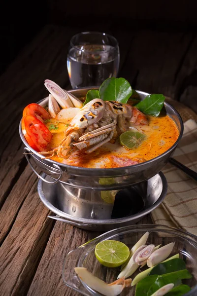 Tom yum goong Tayland baharatlı balık çorbası.