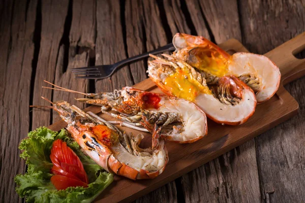 Grilled Giant River Prawn Yellow Creamy Fat Head Wooden Plate — Stock Photo, Image