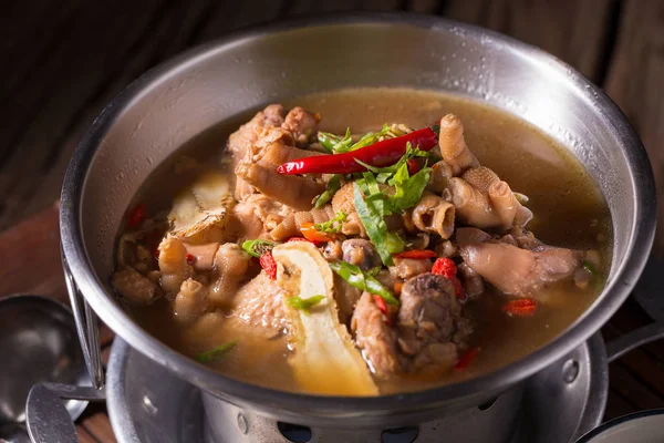 Tencerede tavuk ve ot çorbası.