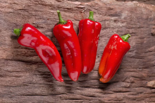 Ahşap siyah zemin üzerine kırmızı biber soğuk. Kırmızı biber biber. Yerli ekimi ekstra sıcak biber yanmak.