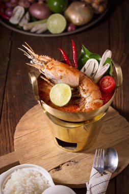 Geleneksel Tay baharatlı deniz mahsulleri çorbası Tom yum goong 