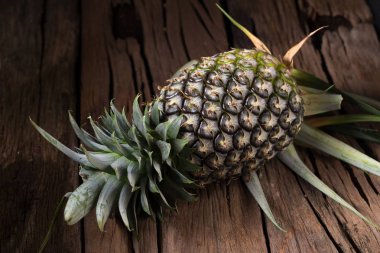 Ahşap arka plan tropikal meyve olgun ananas