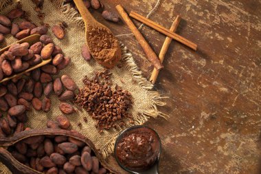 Kakao bakla, fasulye ve kakao Hazretleri Kur rustik ahşap adam üzerinde