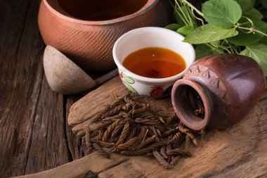 Doğu Hint vida çay ve çay ahşap arka plan üzerinde