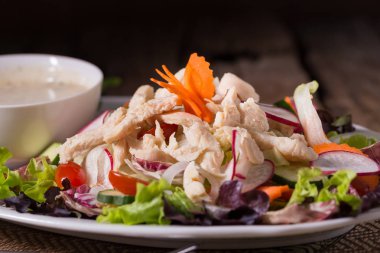 Taze yeşil salata Tavuk ve salata taze yaz backgrou ile