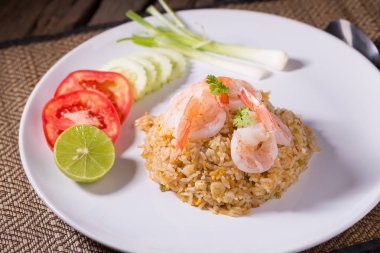 Tayland kızarmış pilav karides beyaz bir plaka ile.