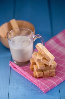 çilek waffle ve mavi ahşap bir masa üzerinde süt