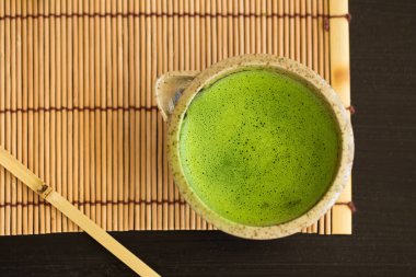 Matcha toz kase ve yeşil çay yaprakları