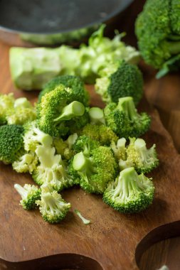 Sağlıklı yeşil organik çiğ brokoli Florets hazır yemek pişirmek için. Br