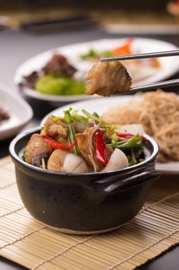 Kızarmış kral uskumru balıkla balık sosu ile baharatlı deniz ürünleri sos ile