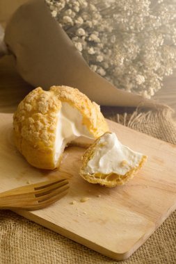 Ahşap tahta üzerinde hizmet vanilya ve süt muhallebi krem puffs dolu