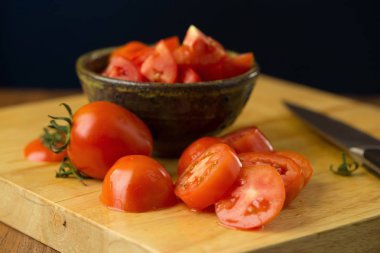 Domates dilimleri. Doğranmış domates. Taze domates sağlıklı gıda