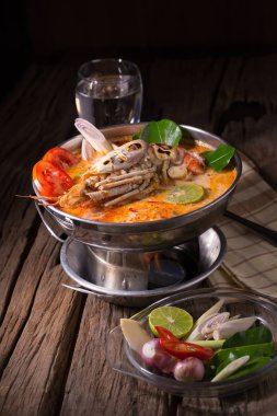 Geleneksel Tay baharatlı deniz mahsulleri çorbası Tom yum goong 