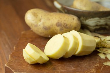 Dilimlenmiş patates görünümünü ahşap tablo