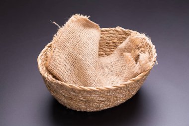 sim siyah arka plan üzerine sepet örgüsü içinde