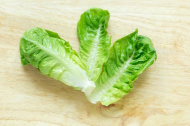 Çünkü marul ahşap arka plan üzerinde