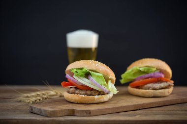 Peynirli hamburger ızgara et, peynir, domates Ahşap yüzeyi ile