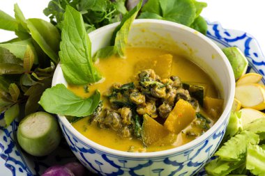 Yaprakları ile derin kapta köri kavrulmuş kabak