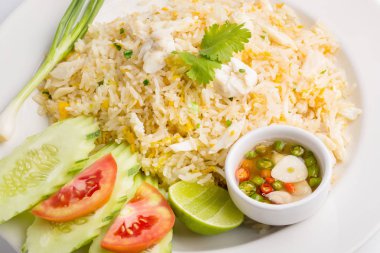 Yengeç Fried pirinç beyaz tabakta sebze ile servis 