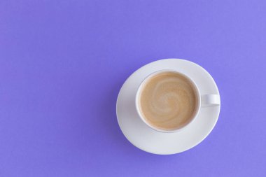 Beyaz kahve menekşe arkaplanda