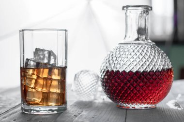 Şişe viski ve viski buzlu cam