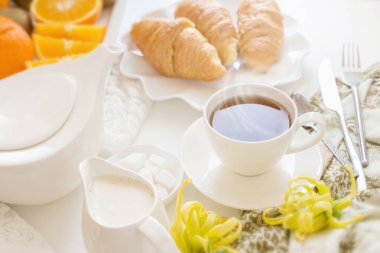 Continental kahvaltı altın ile Fransız kruvasan meyve ve Kupası