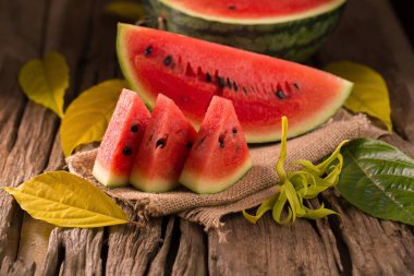Karpuz dilimleri rustik ahşap zemin ile natürmort.