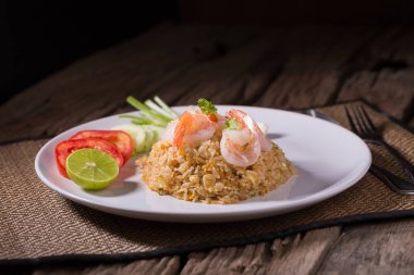 Tayland kızarmış pilav karides beyaz bir plaka ile.