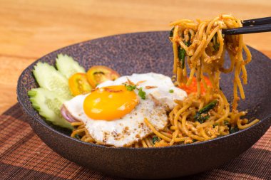 Spagetti ve kızarmış yumurta ilave edin.