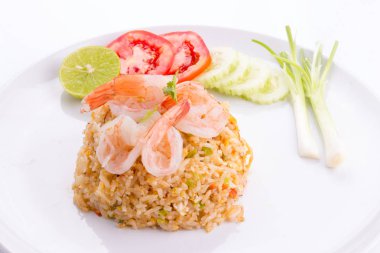 Tayland kızarmış pilav karides beyaz bir plaka ile.