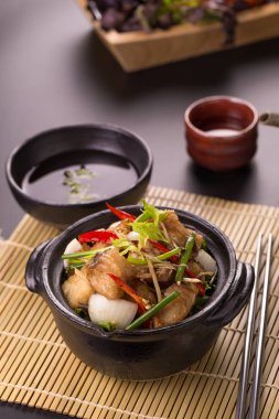 Kızarmış kral uskumru balıkla balık sosu ile baharatlı deniz ürünleri sos ile