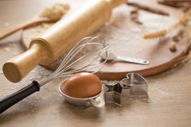 Ekipman ve malzemeler ahşap kahverengi masada yapma pasta