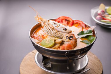 Geleneksel Tay baharatlı deniz mahsulleri çorbası Tom yum goong 